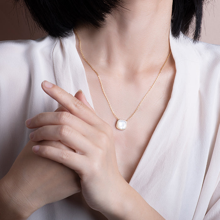 Pendant mother outlet of pearl